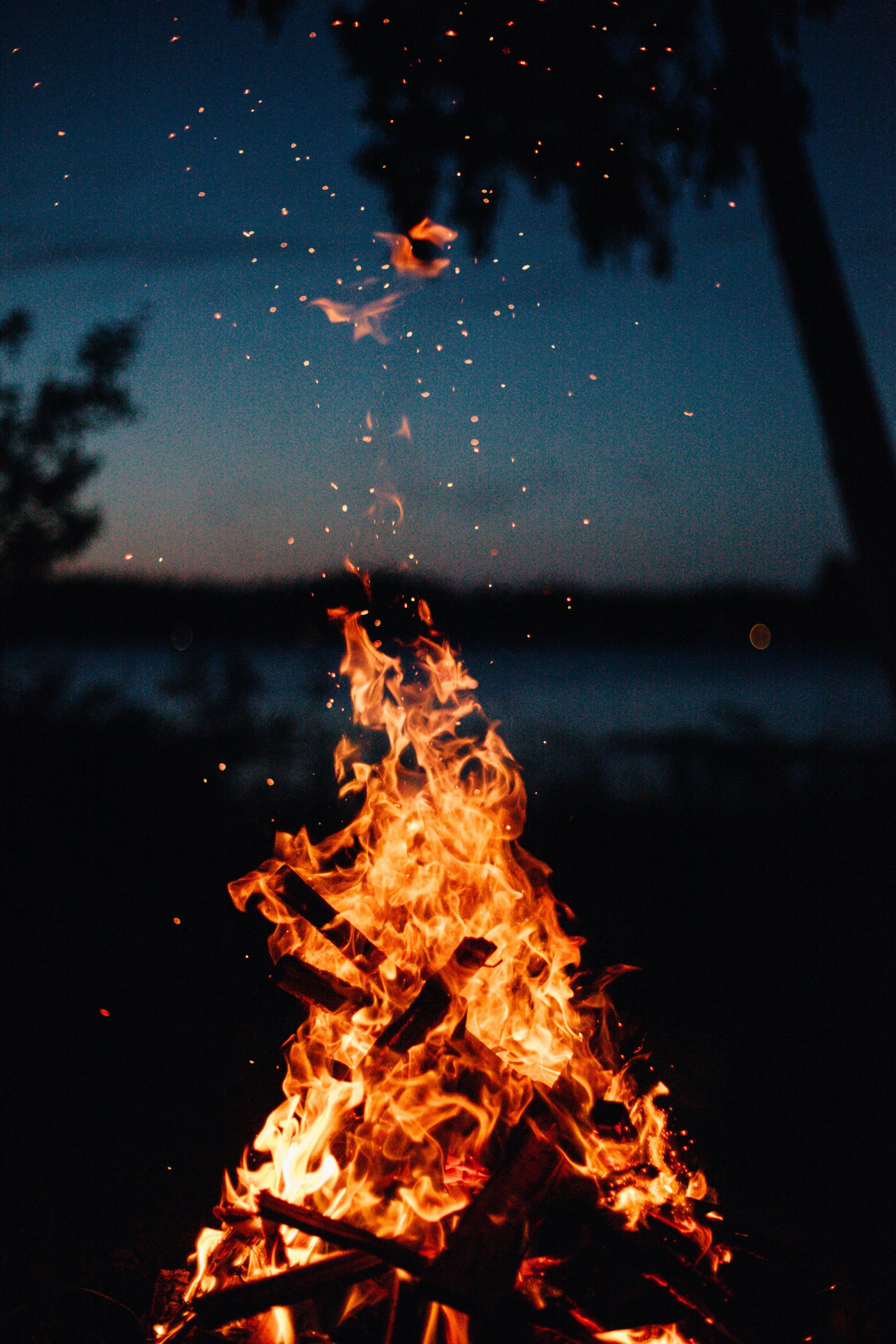 Avondsfeer bij het kampvuur op de camping